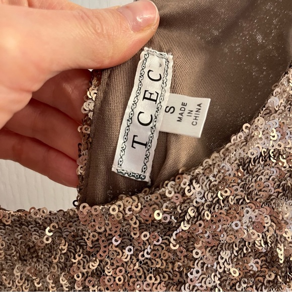 Small gold sequined mini dress, low back - Picture 4 of 4